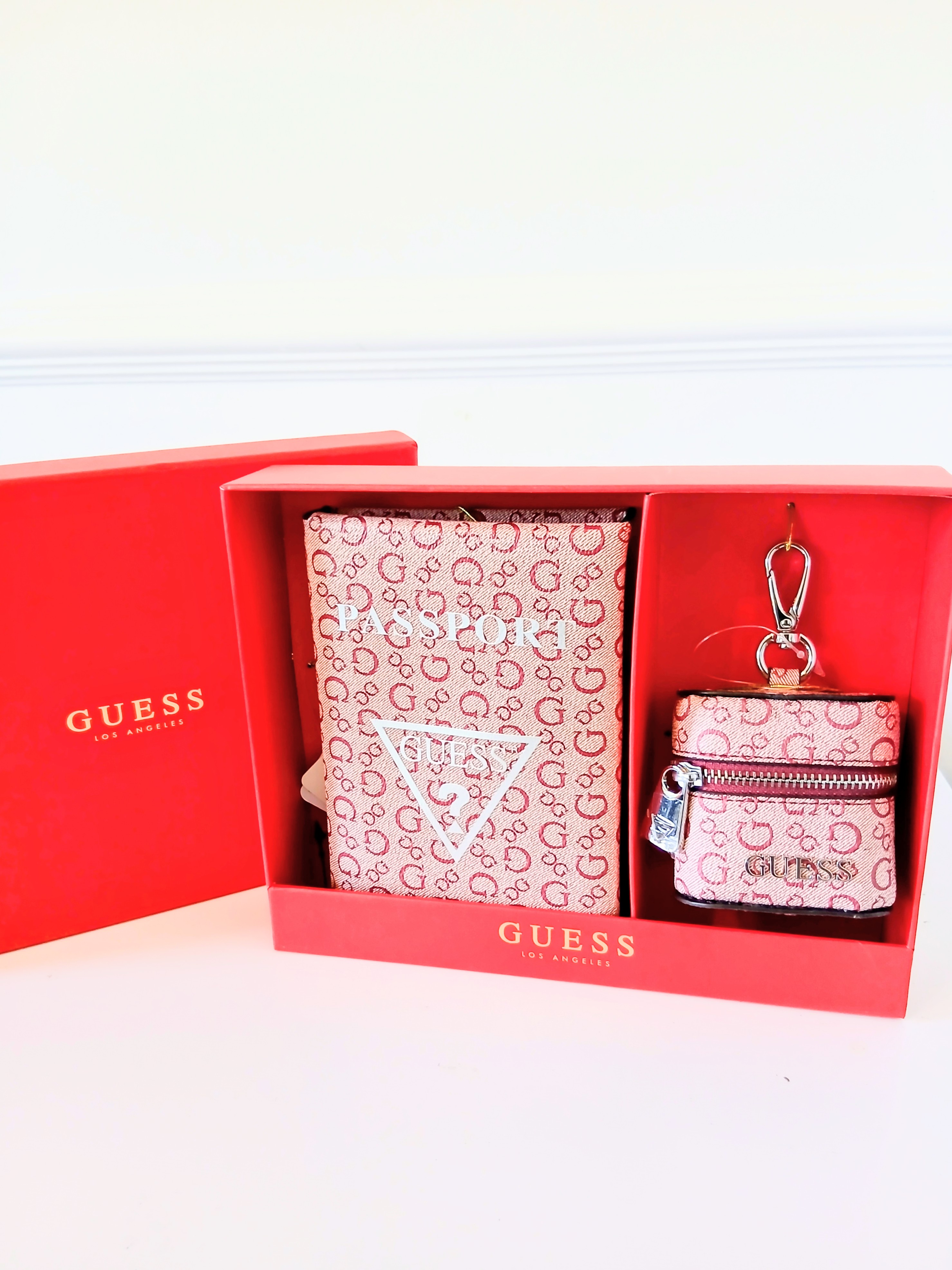 Guess  PASSPORT CASE  & BAG CHARM/KEY HOLDER  GIFT SET